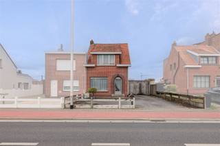 <p>Deze woning uit 1952 is gunstig gelegen langs de Broechemsesteenweg in Nijlen, met een vlotte verbinding naar de E313 en nabij winkels, scholen en openbaar vervoer.</p><p>De woning is te renoveren en biedt een uitstekende kans om volledig naar eigen smaak en wensen in te richten. Met een bewoonbare oppervlakte van ca. 130 m² beschikt u over voldoende ruimte om een comfortabele gezinswoning te creëren. Daarnaast geniet u van een ruim perceel van maar liefst 570 m².</p><p>Indeling:<br />Gelijkvloers: inkomhal, living, keuken, badkamer met toilet en een berging/wasruimte.<br />Verdieping: 3 slaapkamers (18 m², 10 m² en 6,5 m²).</p><p>Verder beschikt de woning over een bergzolder, een kleine kelder, een garage en een tuinberging. De grote, volledig omheinde tuin met vijver biedt tal van mogelijkheden. Op de oprit is er plaats voor 4 wagens.</p><p>Nieuwsgierig geworden? Maak snel uw afspraak en bel 0486-63 14 86 of mail info@vastgoedhuys.be</p>