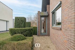 Ben jij op zoek naar een karaktervolle woning met een uitgesproken architectuur, veel ruimte en een uitzonderlijke ligging aan de rand van de Vlaamse Ardennen? Gevonden!<br /><br />Aan de rustige Wolvenberg in Oudenaarde vinden we deze unieke woning terug, ontworpen door architect Luc De Vriendt en gebouwd in 1981. De woning bevindt zich op een prachtig perceel van ruim 1.600 m² en geniet van een groene, residentiële omgeving met maximale privacy en rust.<br /><br />Wat deze woning meteen onderscheidt, is haar doordachte architectuur. De speelse dakstructuur, het gebruik van robuuste materialen en de sterke lichtinval zorgen voor een bijzonder aangename woonbeleving. Grote raampartijen, open zichtlijnen en slimme niveauverschillen creëren een woning die zowel ruim als gezellig aanvoelt.<br /><br />INDELING:<br />Je komt de woning binnen via de inkomhal met vestiaire en gastentoilet. Van hieruit heb je toegang tot de open leefruimtes, bestaande uit een lichtrijke living met zicht op de tuin, een aparte eetruimte en een keuken die rechtstreeks in verbinding staat met het terras. Verder vinden we op het gelijkvloers nog een praktische berging, een extra bergruimte met buitendouche en een ruime dubbele garage.<br /><br />Tussen het gelijkvloers en de slaapverdieping bevindt zich een tussenniveau dat ingericht is als bureau, ideaal voor thuiswerk of hobbyruimte.<br /><br />Op de eerste verdieping zijn er vier volwaardige slaapkamers, een badkamer en een aparte berging. In deze berging zijn alle voorzieningen aanwezig om eventueel een tweede badkamer te creëren.<br /><br />TUIN:<br />De tuin is een absolute troef en vormt een mooi verlengstuk van de woning. Dankzij de slimme aanleg geniet je hier van verschillende terrassen, open graspartijen en veel groen. Het grote houten terras nodigt uit om in alle rust te genieten van lange zomeravonden, met een prachtig uitzicht op de omgeving.<br /><br />LIGGING:<br />Rustig wonen in het groen, en toch met winkels, scholen, horeca en openbaar vervoer op korte afstand. Dankzij de discrete ligging en de open bebouwing geniet je hier van maximale privacy.<br /><br />Ben jij op zoek naar een woning met karakter, ruimte en een uniek architecturaal verhaal? Aarzel dan zeker niet en contacteer ons vandaag nog voor een bezoek!