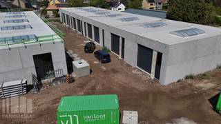 Kwaliteitsvolle nieuwbouw KMO-unit met een oppervlakte van 167 m². De unit maakt deel uit van een nieuw KMO-project "<strong>Saros-park</strong>" bestaande uit 25 KMO-units te koop met oppervlaktes tussen 90 m² en 184 m² (<strong>eventueel samen te voegen</strong> tot grotere entiteiten), het park biedt een moderne en duurzame infrastructuur.<br /><br />De ruimte wordt opgebouwd uit een staalconstructie, in combinatie met een betonplint en geïsoleerde sandwichpanelen. De loodsen zijn toegankelijk via een automatische sectionale poort met afzonderlijke toegangsdeur. Daarnaast is elke unit uitgerust met lichtstraten en een rookluik, polybetonvloer en een geïsoleerd dak. Bij elke unit is tevens <strong>parking </strong>voorzien en de mogelijkheid om extra parkeerplaats aan te kopen.<br /><br />Ideaal voor <strong>opslag, atelier of kleine productie.</strong> Verwachte oplevering Q4 2026. <strong>Reeds 80% verkocht!</strong><br /><br />Heeft u interesse of wenst u graag meer details over dit aanbod? Neem contact op met <strong>Gill </strong>voor meer info, plannen en lastenboek via het nummer <strong>09 219 90 30</strong>.