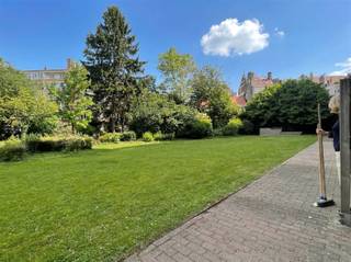 <p>Dit gemeubeld appartement met groot terras is gelegen in de populaire en stijlvolle residentie “Eurogardens”, opgeleverd in 2007, op wandelafstand van "Diamand" en de Europese instellingen/Schuman. Deze instapklare studio, gesitueerd op de gelijkvloers verdieping, met een netto bewoonbare oppervlakte van 32 m², omvat een inkomhal, een gezellige woonkamer met een slaaphoek die toegang geeft tot het terras met een mooi zicht op de binnentuin, een volledige ingerichte Amerikaanse keuken en een badkamer met douche, toilet en een enkelvoudige wastafelkast. Het terras van 12.00 m² is gelegen op de rustige achterkant van deze goed onderhouden residentie. Provisie op de gemene kosten en privatief gebruik van water: 100€ per maand. Individuele teller voor elektriciteit en verwarming. Bijkomende pluspunten: de vlotte verbindingen met de kleine en grote Brusselse Ring, vlakbij de belangrijkste autosnelwegen E40 en E19 en videobewaking in alle inkomhallen. Kortom, de ideale uitvalsbasis voor stadsbewoners en expats! De residentie beschikt over twee fietsenlokalen, een vuilnislokaal met containers en videobewaking in alle inkomhallen. Maximaal 1 bewoner. Contacteer Frederik voor meer informatie of een (eerste) bezoek: frederik@immo-time.be</p>