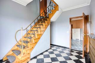 <p>Deze charmante vrijstaande woning, oorspronkelijk gebouwd in 1969, werd doorheen de jaren zorgvuldig onderhouden en gedeeltelijk gerenoveerd. Ze is gelegen op een mooi perceel van 8 are en biedt een aangename combinatie van ruimte, comfort en mogelijkheden.</p>
<p>De woning beschikt over een lichtrijke leefruimte, een functionele keuken, vier volwaardige slaapkamers en één badkamer. Daarnaast is er een praktische garage aanwezig. Buiten geniet u van een aangename tuin waar het heerlijk vertoeven is.</p>
<p>Dankzij de EPC-score C en de conforme elektriciteit is deze woning bovendien perfect instapklaar. Enkele opfrissingswerken kunnen het geheel verder naar eigen smaak moderniseren, maar de basis is reeds zeer degelijk.</p>
<p>Een ideale gezinswoning voor wie rustig wil wonen in een aangename omgeving, met alle voorzieningen van Haacht binnen handbereik.</p>