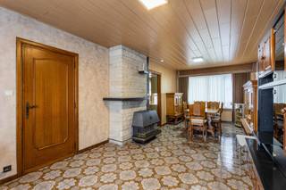 Deze gezellige gezinswoning is rustig gelegen, maar tegelijk vlot bereikbaar naar het centrum van Aalst. Je komt binnen via de aparte inkomhal...