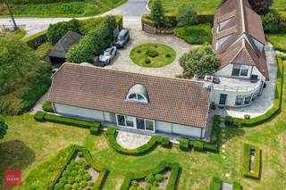 Bestaande uit een inkomhal, living met afzonderlijke eetplaats, ingerichte keuken, 4 à 5 slaapkamers, 2 badkamers, fitness of hobbyruimte,...