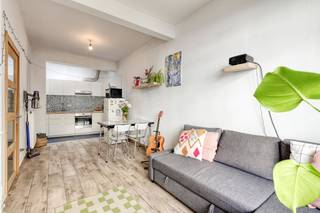 Op zoek naar een gezellige instapklare woning op een toplocatie?Deze gerenoveerde (2017) rijwoning ligt in een sfeervol, rustig en groen woonerf, midden het bruisende hart van Gent. Je woont hier op wandelafstand van historische trekpleisters, station Gent-Dampoort en het idyllische Portus Ganda. Dankzij de uitstekende bereikbaarheid, de nabijheid van water en alle voorzieningen binnen handbereik vormt deze woning een ideale woon- of investeringsopportuniteit. Mobiscore: 9,5/10EPC-score: CVentilatiesysteem B (2025)Indeling:- Gelijkvloers: inkomhal, ruime leefruimte met eetplaats en uitgeruste keuken, lichtrijke badkamer met regendouche en toilet- Eerste verdieping: twee volwaardige slaapkamers - Tweede verdieping: twee extra slaapkamers- Volledig onderkelderd met aansluiting voor wasmachine en zee aan opbergruimte.Extra troef: een ruim groenvak vooraan de woning dat naar eigen smaak kan worden ingericht, ideaal voor wie groene vingers heeft. De dynamische stadsomgeving en lopende stadsontwikkeling in de Dampoortzone versterken het toekomstpotentieel van deze locatie.Beschikbaar vanaf 1 september 2026.Plan je bezoek in via dewaele.comDe algemene voorwaarden van Dewaele DIY kunt u steeds raadplegen via dewaele.com.Bestuursmaatregelen in het maatregelenregister: nee