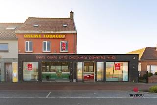 Gelegen aan de Duinkerkekeiweg in Adinkerke (De Panne), biedt deze voormalige tabakszaak een veelzijdige commerciële ruimte met mogelijkheid tot woonst. Dankzij de indeling is dit een uitstekende opportuniteit voor ondernemers die op zoek zijn naar een pand met tal van mogelijkheden. Het pand werd uitgebreid en vernieuwd in 2014.<br /><br />Vooraan het pand bevindt zich de handelsruimte. Achteraan bevinden zich een opslagplaats, een ruim magazijn, een bureauruimte, een kitchenette en een extra berging. Dit maakt het pand uitermate praktisch voor verschillende handelsactiviteiten.<br /><br />Een zongerichte koer aan de achterzijde biedt een aangename buitenruimte, terwijl een zijuitweg (te voet of met de fiets) extra toegankelijkheid garandeert.<br /><br />Op de bovenverdieping bevindt zich het woongedeelte met twee slaapkamers en een ruime zolder, die extra opslagruimte of uitbreidingsmogelijkheden biedt.<br /><br />Dit handelspand met woonst is de perfecte combinatie van werken en wonen in een bruisende omgeving.<br /><br />📞 Interesse? Contacteer Thijs!<br />📧 thijs@grouptrybou.be<br />📞 051 57 54 61