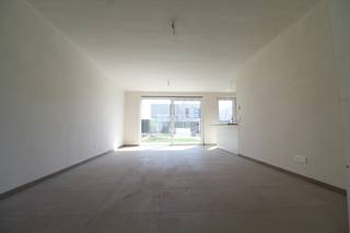 <strong>Op zoek naar een moderne, lichtrijke en energiezuinige woning?</strong><br />Deze nieuwbouwwoning, gelegen langs de Populierstraat in Roeselare, biedt alle hedendaags comfort en een aangename woonomgeving.<br /><br /><strong>✨ Troeven van de woning:</strong><br /><strong>✔ Energiezuinig</strong>: Warmtepomp, regenwater en EPC A<br /><strong>✔ Ruim en lichtrijk</strong>: Open leefruimte met zicht op de tuin<br /><strong>✔ Ligging</strong>: Dicht bij invalswegen en op slechts enkele minuten van de autostrade <br /><br /><strong>🏡 Indeling:</strong><br /><strong>Gelijkvloers:</strong> Inkomhal, gastentoilet, ruime leefruimte met open keuken en wasplaats/berging<br /><strong>Verdieping</strong>: Drie slaapkamers en een badkamer met zowel bad als douche en apart toilet<br /><strong>Buiten</strong>: Afgewerkte tuin met carport en tuinhuis <br /><br /><em>Extra voordeel! Als eerste bewoner profiteer je van 6 maanden gratis internet, TV en telefonie bij Telenet of Proximus.</em><br /><br />💰 <strong>Huurprijs: € 1.000 per maand</strong><br />📅 <strong>Beschikbaar vanaf juni</strong><br /><br />Vraag nu uw bezoek aan via MijnHuurprofiel. 