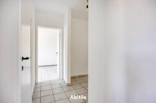 Grâce à son emplacement central au cœur de Moerbeke-Waas, les commerces, supermarchés, écoles et transports en commun sont accessibles à pied. Les principales voies d'accès sont également facilement accessibles, ce qui vous permet de profiter d'un excellent équilibre entre calme et accessibilité.<br /><br />Agencement : depuis le vaste hall d'entrée, vous accédez à la pièce à vivre lumineuse de pas moins de 60,5 m², où vous pourrez facilement aménager un coin salon et un coin repas conviviaux. À côté se trouve la cuisine indépendante, suffisamment spacieuse pour accueillir un coin repas. À côté de la cuisine se trouve un débarras pratique équipé d’un raccordement pour une machine à laver. L’appartement dispose en outre de trois chambres à coucher spacieuses et d’une salle de bains avec nouvelle cabine de douche et double lavabo.<br /><br />Avec une surface habitable de 201 m², cet appartement situé au deuxième étage offre un espace et un confort de vie exceptionnels.<br />Les grandes baies vitrées laissent pénétrer une agréable lumière naturelle dans tout l’appartement.<br />Grâce à son bon score EPC (B), l’appartement est économe en énergie et ne fait l’objet d’aucune obligation de rénovation.<br /><br />Cet appartement spacieux est le choix idéal pour les familles ou pour ceux qui recherchent un grand espace de vie dans un emplacement central, avec toutes les commodités quotidiennes à portée de main. Ce bien représente également une opportunité intéressante pour les investisseurs, avec une valeur locative estimée à 925 € par mois.<br /><br />Des questions ? N’hésitez pas à nous contacter :<br />📞 Gaethan : 0471 08 30 35<br />📧 E-mail : gaethan@abitos.be