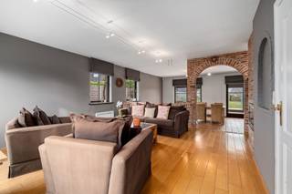 <p><u><strong>Te koop:</strong></u> ruime open bebouwing in Diegem, gelegen in de Victor Servraenckxstraat, in een rustige residentiële wijk nabij de stadsrand en groene omgeving.<br /><br />Deze villa uit 1987 biedt vier comfortabele slaapkamers, een grote tuin van 1154 m² en een rustige ligging in een villawijk met vrij zicht. De woning combineert royale binnenruimtes met een aangename buitenomgeving, ideaal voor gezinnen die ruimte en privacy waarderen. Dankzij de nabijheid van openbaar vervoer en invalswegen geniet u van een vlotte verbinding, terwijl u toch in een groene en landelijke setting woont.<br /><br /><u><strong>Belangrijkste ruimtes:</strong></u><br />• Living (24,0 m²) met veel lichtinval<br />• Eetkamer (29,9 m²) aansluitend op de keuken<br />• Keuken (14,7 m²) met praktische indeling<br />• Veranda (20,9 m²) met uitzicht op de tuin<br />• Vier slaapkamers (12,1 m²; 10,0 m²; 9,9 m²; 5,6 m²)<br />• Badkamer (8,6 m²)<br />• Garage (19,6 m²)<br />• Zolder (17,3 m²)<br />• Bergingen en toiletten<br />• Tuin (1154 m²) met vrij zicht<br /><br /><u><strong>Troeven:</strong></u><br />• Ruime villa met vier slaapkamers<br />• Grote tuin van 1154 m²<br />• Rustig gelegen in residentiële wijk<br /><br />Meer informatie of een bezoek met Margaux Mulkers? Contacteer ons via +3223351115<br />JOUW DROOMHUIS. ZO GEVONDEN!</p>