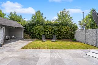 <p><strong>Instapklare halfopen bebouwing met 3 slaapkamers, garage en zonnige tuin in Lokeren</strong></p><p>Bent u op zoek naar een instapklare gezinswoning op een gunstige locatie met een uitstekende bereikbaarheid? Dan zal deze verzorgde halfopen bebouwing uit 2012 u ongetwijfeld weten te bekoren.</p><p></p><p>De woning is gelegen in een rustige doodlopende straat in een kindvriendelijke buurt, op fietsafstand van het centrum van Lokeren. Dankzij de vlotte verbinding met de E17 bent u snel op weg, terwijl winkels, een supermarkt, scholen en sportvoorzieningen zich in de onmiddellijke omgeving bevinden.</p><p></p><p>Bij het binnenkomen is er een inkomhal met gastentoilet. De lichtrijke leefruimte sluit mooi aan op de ingerichte keuken, die voorzien is van alle hedendaags comfort. Aansluitend bevindt zich de inpandige garage met aparte berging.  Op de eerste verdieping bevinden zich drie ruime slaapkamers, met aansluitende dressing en een volledig ingerichte badkamer met ligbad, inloopdouche, dubbel lavabomeubel en apart toilet. Ook buiten is het heerlijk vertoeven. De zonnige, onderhoudsvriendelijke tuin beschikt over een ruim tuinhuis en een lounge. Naast de inpandige garage beschikt de woning over een privatieve parkeerplaats naast de woning en is er bovendien de mogelijkheid om een tweede wagen te parkeren. </p><p></p><p>Met een gunstig EPC-label B biedt deze woning niet alleen veel wooncomfort, maar ook een energiezuinige toekomst.</p><p>Aarzel niet en plan je bezoek in op onze bezoekdag! </p>