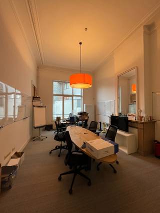 Het pand dateert van 1930 en bestaat uit 766m² instapklare kantoren van de gelijksvloer tot het 4e verdiep. Het pand is 10 jaar geleden...