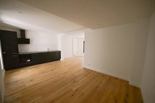 Modern, energetisch en hoogwaardig gerenoveerd appartement met massief parket op toplocatie in Blankenberge. Op slechts 600 meter van de zeedijk en...