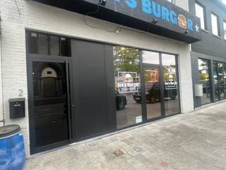 <p>Prachtige handelszaak van +/- 65m2 op toplocatie in Kuurne</p>
<p>De handelsruimte is geschikt voor winkel, kantoor, vrij beroep,...</p>
<p>De handelsruimte heeft een grote vitrine, uitstekende zichtbaarheid en ligt op het Marktplein van Kuurne. Sanitair is voorzien.</p>
<p>Mogelijkheid om bijkomende stockage ruimte te gebruiken .</p>
<p>Voldoende parkeergelegenheid in de buurt</p>
<p> </p>
<p>Voor bezoek, bel op 056 61 10 10</p>
<p> </p>