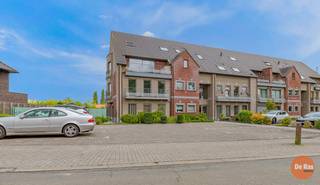 EERSTE BEZOEKDAG ZATERDAG 30/05 VANAF 10U (enkel op afspraak!)<br /><br />Herzele – Dit prachtig instapklaar gelijkvloers appartement bevindt zich op een zeer rustige locatie, op slechts 500 m van de markt.<br /><br />Naar indeling toe beschikt het appartement over een ruime inkomhal met gastentoilet en vestiaireruimte, een berging en een aparte bureau-/dressingruimte (die ook als tweede slaapkamer kan worden gebruikt). Verder vinden we er een zeer ruime woonkamer met volledig geïnstalleerde keuken. Vanuit de leefruimte heeft u een mooi uitzicht op de ruime privatieve tuin die bij het appartement hoort. Daarnaast beschikt het appartement over een ruime slaapkamer met aansluitende badkamer, voorzien van een lavabo en douche.<br /><br />Op vlak van comfort is het appartement uitgerust met een conforme elektriciteitsinstallatie,  een gunstig EPC en centrale verwarming op aardgas.<br /><br />De garage en een staanplaats zijn optioneel aan te kopen voor € 30.000. Deze zijn niet inbegrepen in de vermelde prijs.<br /><br />Een extra troef is de zeer centrale, maar toch uiterst rustige ligging van het appartement: in het hart van het centrum van Herzele.<br /><br />Kortom bent u op zoek naar een ruim, verzorgd appartement voorzien van alle moderne comfort, met een zeer hoogwaardige afwerkingsgraad in het centrum van Herzele, aarzel dan niet en maak snel uw afspraak. Voor meer info of bezoek: 053/60.65.60<br /><br />De vermelde prijs is een richtprijs. Na ontvangst van de biedingen zal de verkoper beslissen of hij/zij de eigendom verkoopt aan het beste bod. De richtprijs is aldus niet bindend voor de verkoper. Voor meer info kunt u ons contacteren of het reglement raadplegen op onze website.