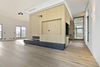 <strong>Penthouse luxueux avec terrasses spacieuses dans un emplacement spécial sur 't Zuid</strong><br /><br />Ce spacieux penthouse est situé à la jonction entre le Sud caractéristique et le Nouveau Sud, avec vue sur le Gedempte Zuiderdokken et l'Escaut.<br />L'ascenseur permet d'accéder directement à l'appartement. Ensuite, vous entrez dans le salon spacieux et lumineux, sur parquet de chêne, avec foyer au gaz. Les hauts plafonds et les grandes fenêtres créent une abondance d'espace et de lumière. La cuisine, avec îlot et coin café, est finie à un niveau élevé et équipée de tout le confort. La terrasse spacieuse est orientée sud-ouest et vous offre une vue panoramique sur le 't Zuid et l'Escaut.<br />La spacieuse chambre principale avec dressing intégré dispose d'une salle de bain en suite avec baignoire design, douche à l'italienne et double vasque. La deuxième chambre était également équipée de placards et a un accès direct à la deuxième salle de bain avec douche à l'italienne et double vasque.<br /><br />Deux places de parking sont déjà incluses dans le prix. Il y a une possibilité d'acheter un troisième parking pour 40 000 euros.<br /><br />La vente est soumise à des frais d'inscription.<br /><br /><strong>Les particularités:</strong><br />- Trois terrasses<br />- Vues exceptionnelles<br />- Confort contemporain à travers chauffage au sol et climatisation