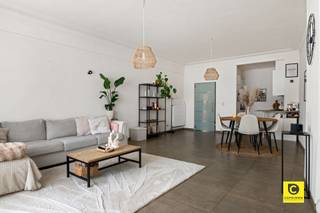 <p><span>Instapklaar gelijkvloers met 2 slaapkamers en groot terras!<br /></span><span>Met veel toewijding werd dit charmant en verzorgd appartement doorheen de jaren smaakvol gerenoveerd. In dit verborgen pareltje van maar liefst 105m² gaan ruimtelijkheid, natuurlijke lichtinval en authenticiteit hand in hand. Het ligt op de gelijkvloerse verdieping van een kleinschalig gebouw met centrale ligging. Parken, scholen, winkels, sportfaciliteiten, openbaar vervoer en invalswegen zijn steeds vlakbij, net als het bruisende Antwerpse stadsleven. Een gedroomde kans voor wie zorgeloos en kwalitatief wil wonen, maar ook voor al wie op zoek is naar een goede investering. Mis deze mooie kans zeker niet!</span></p><p><span> </span></p><p><span>Dit gezellig en stijlvol appartement kent volgende indeling:</span><span><br /><br /></span><span>Inkomhal, leefruimte &amp; keuken:</span></p><p><span>In de aparte inkomhal met parlofoon heeft u voldoende plek om uw vestiaire onder te brengen. Achter de glazen tussendeur vindt u de riante leefruimte van maar liefst 38m². Deze wordt overladen met natuurlijk licht, wat in combinatie met de hoge plafonds het ruimtegevoel nog meer in de verf zet. De gezelligheid en authenticiteit gaan hand in hand met de eigentijdse invulling en het hedendaagse comfort. De praktische open keuken werd mooi geïntegreerd in de woonkamer, biedt voldoende "soft-close" opbergruimte en is uitgerust met een keramisch vuur, dampkap, vaatwasser, oven, koelkast, vriezer en anderhalve lavabo. De trendy spatwand, de ontbijthoek en de sfeervolle inbouwspots zijn leuke extra's die het appartement naar een nog hoger niveau tillen.<br /><br /></span><span>Slaapkamers, badkamer &amp; wasruimte:<br /></span><span>Aan de zéér rustige achterzijde van het gebouw vindt u de ruime slaapkamers (ca. 11 en 16m²) met zicht op het terras. Beiden zijn voorzien van elektrische rolluiken, een garantie op een goede nachtrust en 100% privacy. De rustieke en tevens onderhoudsvriendelijke badkamer met inbouwspots is geheel betegeld en omvat een geweldige inloop-/regendocuhe, een strak wasmeubel met bijhorende spiegelkast en geïntegreerde ledverlichting, een hangtoilet en mechanische ventilatie. De aparte wasruimte is ondergebracht in de inkomhal en voorziet in de aansluitingen voor uw machines, maar ook in extra opbergruimte voor bijvoorbeeld het kuisgerief.<br /><br /></span><span>Terras &amp; kelder:<br /></span><span>Het uitgestrekte terras is de ideale plek voor uw kopje koffie en ontbijt in de ochtend, een sprankelend aperitief na thuiskomst van een drukke werkdag of een gezellige BBQ met familie en vrienden. Het terras kan eenvoudig worden omgetoverd tot een ware "urban jungle", een paradijs voor wie groene vingers heeft en waar je gegarandeerd geheel tot rust kan komen. De ruime, geheel droge kelder biedt enorm veel extra opbergruimte en zit in de prijs inbegrepen.</span></p><p><span><br /></span><span>Extra troeven:</span></p><p><span>- Mobiscore 9,4/10</span></p><p><span>- 105m² cfr. EPC<br />- HR beglazing</span></p><p><span>- HR CV ketel 2015</span></p><p><span>- Elektriciteit conform</span></p><p><span>- Instapklaar</span></p><p><span>- Individuele meters (excl. water)</span></p><p><span>- Terras</span></p><p><span> </span></p>