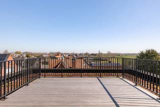 In het rustige en groene Handzame bevindt zich dit ruime penthouse met een prachtig uitzicht op het platteland.<br /><br />3 volwaardige slaapkamers en 2 badkamers → geschikt voor gezinnen of wie extra ruimte wil.<br />Nieuwbouw / recente constructie → energiezuinig en voldoet aan de nieuwste normen.<br />Kwalitatieve afwerking met moderne materialen (vloerverwarming, ingerichte keuken, ruime living met veel lichtinval).<br />Grote woonkamer met brede raampartijen en aansluitend terras van ca. 23 m².<br />Lift aanwezig in het gebouw.<br />Private garage of parkeerplaats inbegrepen of optioneel beschikbaar.<br />Berging / wasruimte in het appartement en/of kelder.<br />Toegankelijk gebouw, ook geschikt voor minder mobiele personen.<br />Rustige, landelijke omgeving met open zichten → ideaal voor wie rust en ruimte zoekt.<br />Toch vlot bereikbaar via de Handzamestraat (nabij Kortemark-centrum en verbindingswegen naar Torhout, Diksmuide, Roeselare).<br />Winkels, bakker, slager, school en openbaar vervoer op korte afstand.<br /><br /><br />Bent u opzoek energiezuinig en ruim appartement in Handzame, dan is deze zeker iets voor u!<br />Contacteer Simon via 0498 12 37 08 of via simon@vicusvastgoed.be