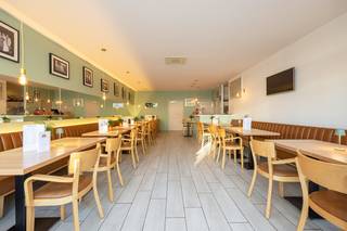 Handelsgelijkvloers met inpandige garage gelegen aan de Heuvelstraat 80 in het centrum van Boechout met een oppervlakte van ca. 182 m². Het pand...