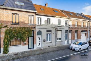 BEZOEKMOMENT OP donderdag 7 mei tussen 16u30 en 18u00 (enkel op afspraak!) Op zoek naar een lichtrijke woning met drie slaapkamers, vlak bij het...
