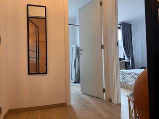 Prachtig appartement met 2 slaapkamers en zonnig terras op de eerste verdieping, gelegen in een kleinschalig gebouw (4 appartementen) in het centrum van Lint . Staanplaats onder carport en gebruik gemeenschappelijke fietsenberging inbegrepen, geen lift aanwezig. De appartementen zijn afgewerkt met hoogwaardige materialen. Hal, ruime woonkamer met zonnig terras en volledig geïnstalleerde open keuken, gastentoilet, berging, 2 slaapkamers, badkamer met inloopdouche. Vloerverwarming d.m.v. warmtepomp, individuele zonnepanelen aanwezig. Maandelijkse provisie voor o.a. elektriciteit gemeenschappelijke delen bedraagt 35 euro/maand. Beschikbaar vanaf november 2026. Voor verdere informatie kan u ons bereiken op via mail info@batimmo-vastgoed.be