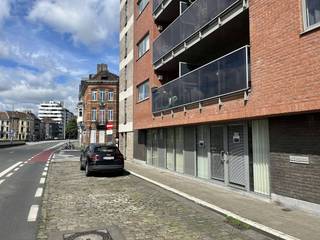 Cette location de bureaux est située le long de la Sint-Lievenslaan, près de la R40 et de l'E17 à Gand. Le bâtiment bénéficie ainsi d'une visibilité et d'une accessibilité excellentes. Il existe de nombreuses possibilités de stationnement à proximité du bureau. Surface : 100 m²Spécifications : - Éclairage LED- Sanitaire- Coin cuisine- Chauffage électrique- Climatisation- Aération- Possibilité d'acheter un bien commercial- Plafond du système- Sol carrelé- CourDisponibilité : Disponible immédiatement.Ce bureau à louer à Gand vous intéresse ? N'hésitez pas à nous contacter au 09 245 35 35 ou à business.gent@dewaele.com.