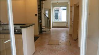 Vernieuwde 3-slaapkamerwoning heeft een uitstekende ligging in het centrum van Brugge met achteraan een uitzicht op de Augustijnenrei.  **    **  Omvat een inkom met gastentoilet, living met ingerichte open keuken, wijnkelder, koer, ruimte met voorziening wasmachine, 2 slaapkamers, badkamer met douche, lavabo en toilet. Op de 2e verdieping vinden we een 3e zeer ruime slaapkamer.  **  #leukwonen #brugge  **    **  Beschikbaar  15 augustus 2026