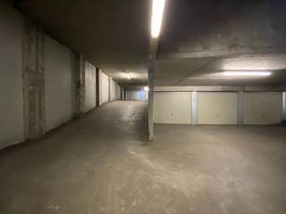 Ruime garagebox van 5m10 op 2m65 in Res Pentagon op niveau -2. Automatische poort aan de inrit, kantelpoort aan de box. De garage is vlot...