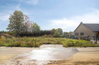 <strong>Rustig en landelijk gelegen bouwgrond voor open bebouwing van 6a 93 ca. De bouwgrond is gelegen in een verkaveling (lot 7). Verkavelingsvoorschriften- en plan kan u downloaden bij 'downloads'.</strong><br /><br />Kenmerken bouwgrond:<br />- Breedte aan de straatkant van 17,61m;<br />- Diepte van de bouwgrond van 39,5m;<br />- Oriëntatie: zuid;<br />- Vlakke bouwgrond (geen helling);<br /><br />De bouwgrond beschikt over een goede verkeerstechnische ligging t.o.v. winkels, scholen, openbaar vervoer, etc.<br /><br />Interesse? Mail naar laurens@immogve.be of bel naar 0496 07 89 48.