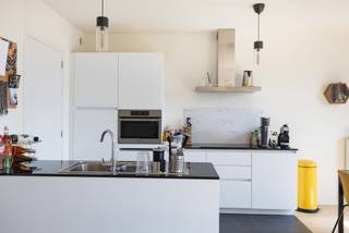 ANDERLECHT, nabij Erasmus, in een recente bouw van 2019, mooi appartement met 2 slaapkamers van ± 91m² gelegen op de 4de verdieping. Het is als volgt ingedeeld: inkomhal, woonkamer met open keuken van ± 31 m² met parketvloer, wasruimte/berging, 2 slaapkamers (± 9 m² en ± 15 m²), badkamer, apart toilet, terras van ± 5 m² en kelder. Alle oppervlakten zijn indicatief. EPC: B+, 10 kg/ (m²/jaar). Elektriciteit CONFORM. Garagebox optioneel: 30.000 €. INFORMATIE TREVI NORD: 02.410.10.30
Bezoek ook onze Facebookpagina Trevi Nord.