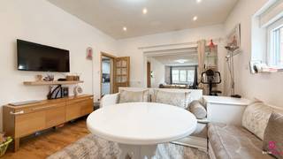 In de Bremstraat 51 te Houthalen vinden we deze ruime en veelzijdige woning terug. Het huis heeft een bewoonbare oppervlakte van 203 m² en staat op een perceel van 6 are 81 ca.<br /><br />Bij het binnenkomen komen we in de inkomhal die toegang geeft tot de gezellige en ruime woonkamer met eetplaats. Aansluitend bevindt zich de volledig vernieuwde keuken die praktisch is ingericht en voorzien van alle comfort. Verder is er op het gelijkvloers ook een apart toilet aanwezig.<br /><br />Op de eerste verdieping zijn er drie slaapkamers en een badkamer. De zolderverdieping werd ingericht als extra slaapkamer en beschikt bovendien over een tweede badkamer. Dit maakt de woning bijzonder interessant voor een groter gezin of voor wie graag extra ruimte ter beschikking heeft.<br /><br />Daarnaast is er een zeer ruime kelder en een aparte garage die tal van opbergmogelijkheden biedt. <br />Een belangrijk pluspunt van deze woning is het afzonderlijke gedeelte met eigen ingang dat kan dienen als handelsruimte. Dit maakt de woning ideaal voor wie wonen en werken wil combineren, bijvoorbeeld voor een kantoor, praktijk of klein winkeltje.<br />Kortom, een ruime en praktische woning met veel potentieel en mogelijkheden, centraal gelegen te Meulenberg in Houthalen.<br /><br />Pluspunten: <br />- Woonoppervlakte van maar liefst 203 m²,<br />- EPC B! <br />- Handelsruimte met eigen ingang!<br />- Goede verbinding E313/E314,<br />- Winkels op fiets en wandelafstand,<br />- Het openbaar vervoer op 10m verder.<br /><br />Wilt u graag meer informatie? Neem gerust contact op met Immofusion op het nummer 078 78 78 70.<br />Contactpersoon: Yelda Bulmus