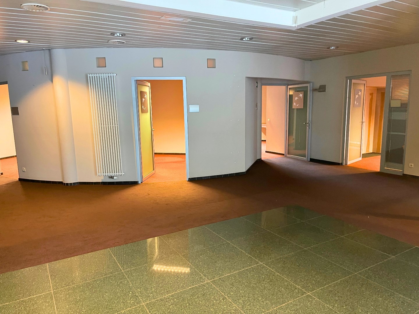 Handelsgelijkvloers 433m² met 3 parkings en kelder op commerciële topligging - foto 4