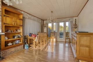 Te renoveren villa in het landelijke Bekkerzeel, centraal ingepland op een royaal perceel van liefst 8a75ca.Op zoek naar een woning met potentieel in een rustige, landelijke omgeving? Deze charmante woningl biedt u de kans om uw eigen renovatieproject te realiseren, met een privatieve tuin zonder inkijk, 3 slaapkamers en een uitstekende ligging omgeven door groen.IndelingGelijkvloers: inkomhal, lichtrijke leefruimte en keuken met zich over de tuin en terras, berging, WC en garage.Verdieping: 3 volwaardige slaapkamers, berging/dressing, badkamer met bad en toilet.Zolderverdiep: Opbergruimte. Karakteristieken- - Parkeergelegenheid op eigen terrein en inpandig- Elektriciteit conform te stellen- EPC-label F – renovatieplicht (ideaal om te investeren in een energiezuinige toekomst).- Geen overstromingsrisico.- Privatieve tuin zonder inkijk.- Omgeven door groen, toch nabij tal van faciliteiten en snelwegen.Kortom, de woning is een solide basis voor een gezin dat waarde hecht aan privacy, buitenruimte en een aangename woonomgeving in het groene Asse.Interesse? Aarzel niet om een bezoek in te plannen via 02 460 80 46 of info@structura.be