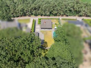 Op een rustige en unieke, groene locatie in Rhoode te Oud-Turnhout bevindt zich deze vrijstaande gezinswoning met vier slaapkamers, twee badkamers, zwembad en een ruim bijgebouw met carport. Een eigendom met veel ruimte en mogelijkheden voor wie op zoek is naar een woning die verder naar eigen smaak gemoderniseerd kan worden.

De woning is praktisch ingedeeld en biedt verrassend veel ruimte. Op het gelijkvloers vinden we een inkomhal, een ruime en lichtrijke leefruimte, keuken, slaapkamer, badkamer en een bijkomende polyvalente ruimte.

De living en keuken werden in 2010 vernieuwd en vormen een aangenaam geheel met veel natuurlijke lichtinval en contact met de tuin. De keuken werd uitgevoerd in mooie materialen en sluit aan op een handige wasplaats/berging.

Een belangrijke troef is de aanwezigheid van een volwaardige slaapkamer en badkamer op het gelijkvloers. Daarnaast is er nog een ruime polyvalente kamer, thans met een tweede keuken, welke kan dienen als praktijkruimte, inwonende ouder of als kantoor aan huis met aparte inkom.

Op de eerste verdieping bevinden zich nog drie slaapkamers en een tweede badkamer met douche, lavabo en toilet. Deze badkamer werd vernieuwd in 2004.

Verder beschikt de woning over een praktische kelder, bereikbaar vanuit de leefruimte.

Ook buiten heeft dit eigendom heel wat te bieden. De woning beschikt over een ruime tuin, zwembad, overdekt terras en voldoende parkeergelegenheid. Het afzonderlijke houten bijgebouw met carport en afgesloten berging biedt bovendien heel wat extra plaats voor wagens, fietsen, tuinmateriaal of hobby's.

De woning werd steeds goed onderhouden, maar biedt tegelijk nog mogelijkheden voor verdere modernisering. Hierdoor is ze bijzonder interessant voor kandidaat-kopers die ruimte en een groene ligging zoeken en de woning op termijn verder naar eigen smaak willen aanpassen.

Troeven:

- zowel via achterzijde van de woning als voorzijde zicht op blijvend groen
- 4 slaapkamers
- slaapkamer en badkamer op het gelijkvloers
- 2 badkamers
- vernieuwde living en keuken 
- badkamer verdieping vernieuwd 
- polyvalente ruimte, praktijk, inwonende ouder of kind, kantoor aan huis
- kelder
- zwembad
- ruim bijgebouw met carport en berging
- ruime parkeermogelijkheden
P-score A en G-score A