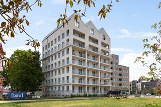 Dit prachtige nieuwbouw duplex penthouse is gelegen aan de Lange Lobroekstraat 124, midden in de bruisende Slachthuissite. Deze nieuwe en hippe stadswijk combineert hedendaags wonen met een uitstekende ligging nabij belangrijke invalswegen, openbaar vervoer en tal van gezellige horecazaken, onder andere Piétrain en Filet d'Anvers.<br /><br />Het duplex appartement bevindt de inkom zich op de 6de verdieping en is vlot bereikbaar met de lift.<br />Op de 7de verdieping, bevind zich de lichtrijke en royale leefruimte bevindt. De grote raampartijen zorgen voor een aangename lichtinval en een prachtig gevoel van ruimte.<br /><br />De volledig uitgeruste Siematic-keuken sluit naadloos aan op de leefruimte en is voorzien van een inductiekookplaat met geïntegreerde dampkap, vaatwasser, oven, koelkast met vriesvak en spoelbak.<br /><br />Via de dubbele deuren en grote raampartijen krijgt u toegang tot de absolute blikvanger van dit appartement: het eerste terras van maar liefst ca. 80 m². Een uitzonderlijke buitenruimte waar u in alle rust kunt genieten van het buitenleven midden in de stad.<br /><br />Op de 6de verdieping bevinden zich twee slaapkamers, een aparte bureauruimte en de eerste badkamer. Deze badkamer is uitgerust met een ruime inloopdouche en een wastafelmeubel met verwarmde en verlichte spiegel.<br /><br />De master bedroom beschikt bovendien over een eigen dressing, een ensuite badkamer én een privéterras. De ensuite badkamer is voorzien van een ligbad, een dubbel wastafelmeubel en een hangtoilet.<br /><br />Ook aan praktisch comfort werd gedacht. Het gebouw beschikt over een gezellige gemeenschappelijke binnentuin en een fietsenstalling. Daarnaast beschikt het appartement over een privatieve kelderberging.<br /><br />Bij het appartement hoort een verplicht mee aan te kopen autostaanplaats aan € 38.000 excl. btw.<br /><br />De verkoop valt onder het btw-stelsel.<br /><br />Troeven<br />Nieuwbouw duplex penthouse<br />+ 2 slaapkamers<br />+ Logeerkamer / bureauruimte<br />+ 2 badkamers<br />+ Volledig uitgeruste Siematic-keuken<br />+ Indrukwekkend terras van ca. 80 m²<br />+ Privéterras aan de master bedroom<br />+ Dressing<br />+ Privative kelderberging op -1<br />+ Gemeenschappelijke binnentuin en fietsenstalling<br />+ Autostaanplaats (verplicht mee aan te kopen € 38.000 excl. btw)<br />+ Gelegen in de hippe Slachthuissite<br />+ Uitstekende bereikbaarheid<br /><br />Heeft u interesse in dit unieke nieuwbouw penthouse? Neem dan contact op met VB Vastgoed via 03 337 50 70 of info@vbvastgoed.be voor meer informatie of een bezichtiging.