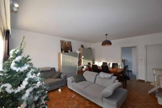 Ruim & lichtrijk gelijklvloersappartement met 2 slaapkamers, terras/ tuintje aan de voorzijde van het gebouw & garagebox.Ligging: gesitueerd in het...