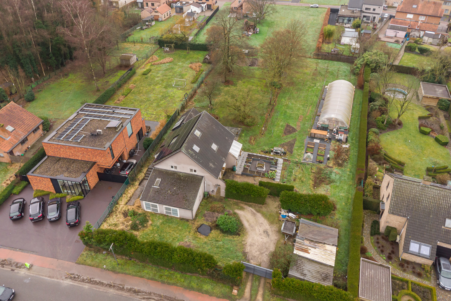 Unieke woning met praktijkruimte, 5 slaapkamers en naastliggende bouwgrond - foto 3