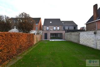 Op een uitstekende locatie vlakbij centrum Berlaar bevindt zich deze prachtige, energiezuinige gesloten nieuwbouwwoning met 4 slaapkamers.De woning...