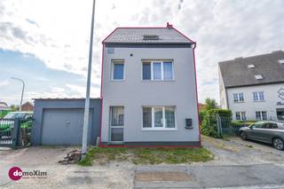 <p><span>Maison de 4 chambres à coucher avec grand jardin, située au centre de la ville</span></p><p><span> </span></p><p><span>Vous entrez immédiatement par le hall d'entrée spacieux qui offre également beaucoup d'espace pour ranger des objets. La cuisine est le cœur de la maison et vous mène ensuite à l'espace de vie spacieux avec le salon et la salle à manger.</span></p><p><span> </span></p><p><span>Au premier étage, vous disposez de 2 belles chambres et d'une salle de bain avec lavabo, toilette et baignoire &. Au deuxième étage, vous avez 2 chambres supplémentaires et une salle de douche avec lavabo & toilette. L'ensemble a été récemment rénové.</span></p><p><span> </span></p><p><span>Vous pouvez profiter de la terrasse ou du grand jardin. Vous pouvez facilement garer votre voiture dans l'allée. Vous pouvez ranger vos affaires dans la cave ou le grenier.</span></p><p><span> </span></p><p><span>Vous êtes à la recherche d'une maison spacieuse avec une situation centrale entre Louvain et Malines ? Alors cette propriété est ce que vous cherchez. Contactez-nous rapidement pour une visite !</span></p><p><span> </span></p><p><span>015 20 36 00 - <span>info@domoxim.be</span></span><span> </span></p><p><span> </span></p><p><span>domoXim. Là où les rêves deviennent réalité!</span></p><p><span> </span></p><p><span>Vous souhaitez connaître la valeur de </span><span>votre </span><span>maison ? Nous vous conseillons volontiers.</span></p>