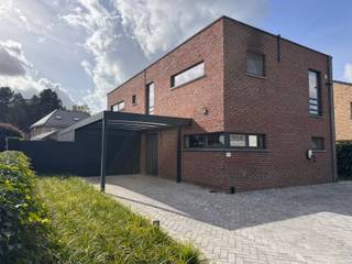 <h2><span>Ruime en comfortabele woning op een rustige locatie nabij de Nederlandse grens</span></h2>
<p><span>Op een rustige locatie in een </span>doodlopende straat<span>, vlak bij de Nederlandse grens, bevindt zich deze verzorgde woning met drie slaapkamers en een zonnige, zuidgerichte tuin.</span></p>
<p><span>Bij het betreden van de woning komt u terecht in de inkomhal, die toegang biedt tot de </span>ruime woonkamer met eetgedeelte<span> en de volledig ingerichte keuken. Verder beschikt het gelijkvloers over een apart gastentoilet en een praktische wasplaats.</span></p>
<p><span>Op de verdieping bevinden zich </span>drie slaapkamers<span>, waarvan één met dressing, een badkamer en een handige berging. Alle slaapkamers zijn bovendien uitgerust met airconditioning voor optimaal comfort.</span></p>
<p><span>Buiten geniet u van een </span>zuidgerichte tuin<span>, ideaal om heerlijk te ontspannen. Daarnaast beschikt de woning over een carport/garage en een praktisch tuinhuis.</span></p>
<p><span>Extra troeven zijn het aanwezige alarmsysteem, de vliegenhorren, verwarming op aardgas en het gunstige </span>EPC-label B<span>.</span></p>
<p>EPC:<span> 198 kWh/m²/jaar</span><br />Certificaatnummer:<span> 20261023-0003981286-RES-1</span></p>
<p><span>Bouwjaar: 2006<br />Bewoonbare oppervlakte: 194 m²<br />Oppervlakte perceel: 566 m²</span><span></span></p>
<p><span><br />Overstromingsgevoeligheid<br />P-score: A (Geen overstroming gemodelleerd)<br />G-score: A (Geen overstroming gemodelleerd)<br /><br />Kuypersveld 13 – 3910 Pelt<br />Instelprijs: € 519.000,00</span></p>
<p><span>Bent u op zoek naar een ruime woning waar rust, comfort en een gunstige ligging samenkomen? </span></p>
<p><span>Neem gerust contact met ons op voor meer informatie of een bezichtiging: info@peltermakelaardij.be tel.: +32 93 60 60.</span></p>
<p><span>Vg, WgLk, Gmo, Gvkr, Vv</span></p>