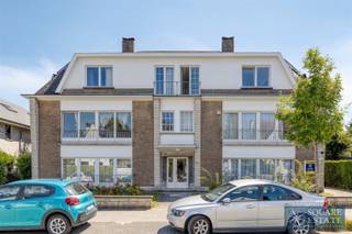 <p><span>Square Estate presenteert u dit prachtige appartement op de begane grond, gelegen in een klein appartementencomplex in Strombeek-Bever, vlakbij winkels, scholen, verkeersaders en openbaar vervoer.</span></p><p><span>Dit volledig gerenoveerde appartement is als volgt ingedeeld: een inkomhal, een lichte woonkamer, een super uitgeruste keuken, een wasruimte, 3 slaapkamers, een badkamer en een apart toilet.</span></p><p><span>Het appartement beschikt ook over een kelder en een afgesloten garagebox, die bij de prijs zijn inbegrepen.</span></p><p><span>Voor meer informatie of een bezichtiging kunt u contact opnemen met Square Estate op 02/460.42.01 of via info@square-estate.be. </span></p>