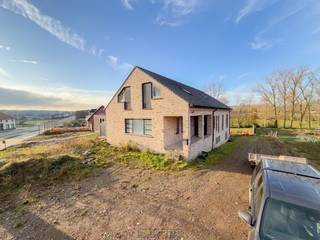 <br /><br />RECENTE VILLA op RUIM PERCEEL gelegen op een LANDELIJKE maar VLOT BEREIKBARE LOCATIE te Brakel. Deze RECENTE OPEN BEBOUWING werd voorzien van 12 ZONNEPANELEN met GROENESTROOMCERTIFICATEN en vormt hierdoor een IDEALE KEUZE voor wie RUIMTE, COMFORT en DUURZAAMHEID wil combineren. Een ABSOLUTE TROEF bij dit pand is de VOLLEDIG ONDERKELDERDE VERDIEPING van ca. 200m² met TALLOZE MOGELIJKHEDEN voor particuliere invullen (professionele activiteiten niet mogelijk). <br />Op het gelijkvloers geniet u van een ruime inkomhal, een lichtrijke leefruimte met open geïnstalleerde keuken, een bureauruimte/polyvalente kamer en een praktische bergruimte met douche. De verdieping biedt 3 slaapkamers, een badkamer en een apart toilet. De royale kelderverdieping biedt vele mogelijkheden als atelier, hobbyruimte of stockage.<br /><br />Adres: Ronsesestraat 138 - 9660 Brakel<br /><br />EPC: 270 kWh/m², G-score onbekend en P-score D, Geen renovatieverplichting van toepassing