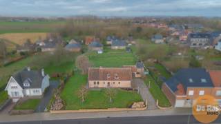 KIJKDAG ZAT. 14/02 VANAF 10u (OP AFSPRAAK 053/60.65.60) <br /><br />PAJOTTEGEM- In het hart van het rustige en landelijke Sint-Pieters-Kapelle bevindt zich deze charmante en ruime vrijstaande woning, gelegen op een mooi perceel van ca. 30 are met een perceelbreedte van 38 meter. Het volledige perceel is gelegen in woongebied met landelijk karakter, wat tal van mogelijkheden biedt. Bovendien geniet de woning van een open en groen zicht aan de achterzijde.<br /><br />Bij het betreden van de woning kom je binnen in een aangename inkomhal met apart gastentoilet. De lichtrijke woonkamer sluit naadloos aan op de eetkamer met een mooi zicht op de open tuin. De keuken biedt toegang tot de praktische garage van 35m².<br />Op de eerste verdieping leidt de nachthal naar drie slaapkamers, waarvan één toegang geeft tot de opbergzolder, een badkamer en apart toilet. <br />Bijkomend beschikt de eigendom over een bijgebouw van ca. 30 m², ideaal als extra bergruimte, hobbyruimte of atelier. Er is voldoende parkeergelegenheid op het perceel en de woning is voorzien van volledig dubbele beglazing.<br /><br />Het EPC is momenteel label E, wat een renovatieplicht met zich meebrengt. Positief is dat dak, muren en vloeren reeds geïsoleerd zijn. Door de elektrische verwarming te vervangen door bijvoorbeeld lucht-lucht warmtepompen of centrale verwarming op gas, kan het EPC aanzienlijk verbeterd worden.<br />Een woning met veel potentieel, op een uitstekende landelijke ligging.<br /><br />De vermelde prijs is een richtprijs. Na ontvangst van de biedingen zal de verkoper beslissen of hij/zij de eigendom verkoopt aan het beste bod. De richtprijs is aldus niet bindend voor de verkoper. Voor meer info kunt u ons contacteren of het reglement raadplegen op onze website.