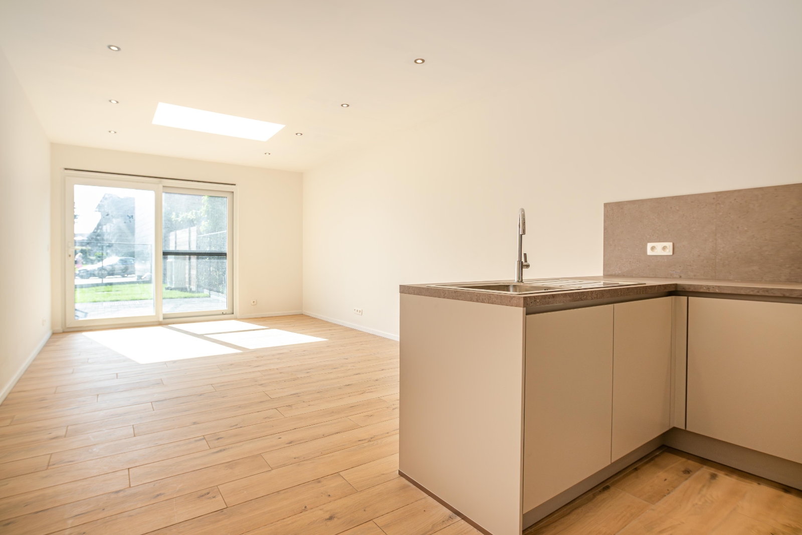 Instapklare, volledig gerenoveerde woning met tuin, terras en oprit – wonen zonder zorgen - foto 3