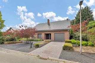 <p>Gelegen in een rustige wijk in Liedekerke biedt Topo - Immo u deze verzorgde villa, waar ruimte, comfort en een doordachte indeling hand in hand gaan.</p><p>Via <strong>de inkomhal met vestiaire en gastentoilet</strong> betreedt u de woning. <strong>De lichtrijke woonkamer </strong>met <strong>gezellige open haard</strong> vormt het hart van de woning en sluit aan op <strong>de volledig geïnstalleerde keuken</strong>. Daarnaast beschikt u over <strong>een praktische berging/wasplaats</strong> en<strong> een inpandige garage.</strong></p><p>Op de eerste verdieping bevinden zich <strong>drie volwaardige slaapkamers, waarvan één met dressing</strong>. Verder vindt u er een <strong>apart toilet</strong> en een <strong>ruime badkamer en een aparte douchekamer. </strong>Aansluitend aan de badkamer bevindt zich een <strong>extra berging</strong>, ideaal voor het opbergen van handdoeken, toiletartikelen of andere spullen. Dankzij de doordachte indeling werd<strong> elke ruimte in de woning optimaal benut. Buiten geniet u van een prachtig aangelegde tuin met tuinberging en overdekt terras.</strong></p><p>Heeft u<strong> toch nog nood aan extra ruimte</strong>? De zolder biedt, mits het plaatsen van een vaste trap, nog tal van mogelijkheden! </p><p>Kortom, een instapklare villa met een uitstekende ligging en een praktische indeling. <strong>Enkele troeven: 24 zonnepanelen - dak vernieuwd in 2023 - waterverzachter - volledig onderkelderd.</strong> EPC C</p>