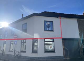 Op een gunstige, commerciële ligging nabij het centrum van Kuurne bevinden zich deze kantoorruimtes van ca. 168 m² op de eerste verdieping.De toegang...