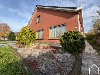 Ruime en goed onderhouden bungalow met zonnige tuin– Elverdinge dorpskernONTDEK DEZE WONING VIA DE VIDEO:...