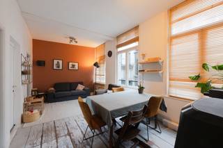 <p>Dit karaktervolle opbrengsteigendom is gelegen aan de Wolstraat 39-41 in het centrum van Antwerpen en bestaat uit twee naast elkaar gelegen woningen.<br />De commerciële ruimte op het gelijkvloers loopt door over beide panden en biedt hierdoor een ruime en interessante handelsoppervlakte met een brede indelingsmogelijkheid op een centrale locatie.<br />Boven het commercieel gelijkvloers bevinden zich in totaal drie appartementen, verspreid over de bovenliggende verdiepingen. <br />Een interessante opportuniteit voor wie op zoek is naar een centraal gelegen gemengd vastgoed met meerdere gebruiks- en rendementsmogelijkheden.</p>