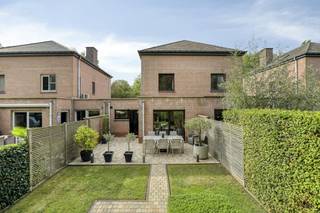 Welkom in deze fijne instapklare woning in Sint-Amandsberg, Gent. <br /><br />We starten in de inkomhal. Een praktische entree met gastentoilet en toegang tot de verschillende ruimtes van de woning.<br /><br />Vervolgens komen we in de leefruimte die in verbinding staat met de keuken. Beide ruimtes bevinden zich naast elkaar met een brede doorgang. Eigen ruimtes, maar wel met een open gevoel!<br /><br />Via de trap bereiken we de eerste verdieping. Hier bevinden zich één slaapkamer en een dressing, die perfect als derde kamer zou kunnen dienen. Verder op deze verdieping bevindt zich de badkamer. <br /><br />Op de tweede verdieping vinden we nog een slaapkamer en een extra (technische) bergruimte. <br /><br />Achteraan beschikt de woning over een leuke, zuidoost georiënteerde tuin met prachtig groen zicht. Een zeer aangename buitenruimte waar je rustig kunt genieten!<br /><br />Ook praktisch is de inpandige garage, die zorgt voor extra bergruimte en comfort.<br /><br />De woning zal uiterlijk 01/08/2027 beschikbaar zijn. <br /><br />De eigendom wordt aangeboden via de Pre-sale formule. Van 24/10/2026 om 09:00 tot 26/10/2026 om 13:00 kan u het huis op afspraak komen bezichtigen en een bod uitbrengen. De vermelde prijs is een instelprijs. Voor meer info, gelieve contact op te nemen met de dossierverantwoordelijke.<br /><br />Bestuursmaatregelen in het maatregelenregister: nee
