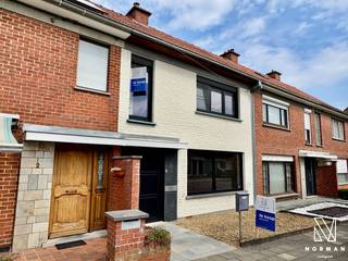 Welkom in deze instapklare woning, gelegen in een rustige en kindvriendelijke woonwijk te Bavikhove, met tuin, garage en uitweg!<br /><br />Bij het betreden van de woning komt u binnen in de ruime inkomhal. Aanpalend bevindt zich de lichtrijke leefruimte, waar plaats is voor zowel een zithoek als een eetplaats. Dankzij de gashaard geniet u hier bovendien van een aangename, gezellige warmte.<br />Verder bevindt zich de keuken, uitgerust met alle comfort, waaronder een oven, microgolfoven en fornuis.<br />Op het gelijkvloers bevindt zich eveneens de ruime badkamer, voorzien van een inloopdouche, ligbad, dubbele wastafel en toilet.<br />Via de keuken heeft u toegang tot de kelder, die ideaal is als extra bergruimte.<br /><br />Op het eerste verdiep vindt u de twee volwaardige, ruime slaapkamers. Verder is er een praktische dressing, alsook een aparte wasplaats met aansluiting voor een wasmachine en droogkast. Daarnaast is er op deze verdieping een extra toilet voorzien.<br /><br />Verder is er de ruime zolder.<br /><br />Deze woning beschikt over een onderhoudsvriendelijke, aangename tuin, waar plaats is voor een buitentafel en zithoek. Een ideale plek om op zonnige dagen te kunnen genieten. De tuin is voorzien van een apart tuinpoortje.<br />Tot slot en als extra troef beschikt deze woning over een ruime garage en uitweg. Hier is voldoende plaats om twee wagens te parkeren.<br /><br />TROEVEN:<br />+ Conforme elektriciteit<br />+ Garage met uitweg<br />+ Instapklaar<br />+ EPC D: geen renovatieverplichting