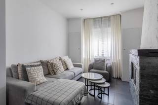 Deze charmante gesloten bebouwing in de Driekoningenstraat te Sint-Niklaas biedt een ideale woongelegenheid voor wie comfortabel en centraal wil wonen, vlak bij alle nodige faciliteiten zoals winkels, scholen en openbaar vervoer.<br /><br />Achter de gevel schuilt een verzorgde en aangename woning met een gezellige leefruimte waar zithoek en eetplaats mooi samenkomen, vergezeld van een sfeervolle haardpartij.<br /><br />De keuken vormt een echte blikvanger en is ingericht met een kookeiland, gaskookplaat, dampkap en voldoende kastruimte.<br />Dankzij de lichtkoepel baadt deze ruimte in het natuurlijke licht.<br />Aansluitend bevindt zich een praktische berging/wasplaats die extra opbergmogelijkheden biedt.<br /><br />De vernieuwde badkamer op het gelijkvloers werd modern afgewerkt en beschikt over een inloopdouche en een stijlvol lavabomeubel.<br /><br />Achteraan de woning ligt een ruime westgerichte stadstuin, een fijne buitenruimte die uitnodigt tot ontspanning. De tuin beschikt bovendien over een extra tuinhuis, ideaal voor tuinmateriaal of fietsen.<br /><br />Op de bovenverdiepingen bevinden zich vier slaapkamers, geschikt voor verschillende invullingen zoals slaapruimte, bureau of hobbykamer.<br />Deze woning combineert een gunstige ligging met een degelijk comfortniveau, vernieuwde kernruimtes en een aangename buitenruimte — een interessante kans voor wie op zoek is naar een verzorgde woning in het centrum van Sint-Niklaas, dicht bij alle voorzieningen.<br /><br />Wenst u de woning te bezoeken gelieve contact op te nemen met lena@claves.be <br /><br /><em>Stedenbouwkundige inlichtingen in aanvraag</em>