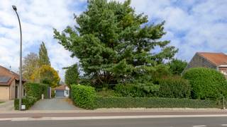 <h3>Prachtig landhuis met authentieke elementen en zuidgerichte tuin nabij centrum Itterbeek</h3>
<p>Op een rustige en groene locatie, op wandelafstand van het centrum van Itterbeek, bevindt zich deze mooie eigendom op een perceel van 9a 60ca — een charmante villa in landelijke stijl en een prachtig aangelegde tuin die rust en privacy uitstraalt.</p>
<p>Bij aankomst word je verwelkomd door een ruime oprit met automatische poort en voldoende parkeergelegenheid voor meerdere wagens.<br />Binnenin geniet je van een lichte leefruimte met gezellige houtkachel, parketvloer en een mooi zicht op de tuin, terwijl de ingerichte keuken aansluit bij de aangename eetplaats. De woning straalt warmte en karakter uit dankzij haar authentieke details en verzorgde afwerking.<br />Vanuit de leefruimte heb je toegang tot een overdekt terras. De tuin is zuid georiënteerd en omgeven door groen, én biedt volledige privacy. Verder zijn er een praktische berging en garage geschikt voor één wagen aanwezig.</p>
<p>Op de eerste verdieping vind je twee ruime slaapkamers, twee badkamers en een grote nachthal met vide, perfect inrichtbaar als bureauruimte, wat een extra gevoel van ruimte en licht creëert. Daarnaast beschikt de woning over een wijnkelder en stockagezolder, wat bijdraagt aan het praktische comfort.<br /><br />De eigendom werd doorheen de jaren zorgvuldig onderhouden en vernieuwd (crépi 2010, …).</p>
<p>Dit landhuis met karakter biedt de perfecte combinatie van rust, groen en een centrale ligging — een unieke opportuniteit voor wie houdt van authenticiteit en landelijke charme, zonder in te boeten aan bereikbaarheid.<br /><br />EPC 574 kWh/(m²jaar) - label F<br />Elektriciteit niet conform</p>